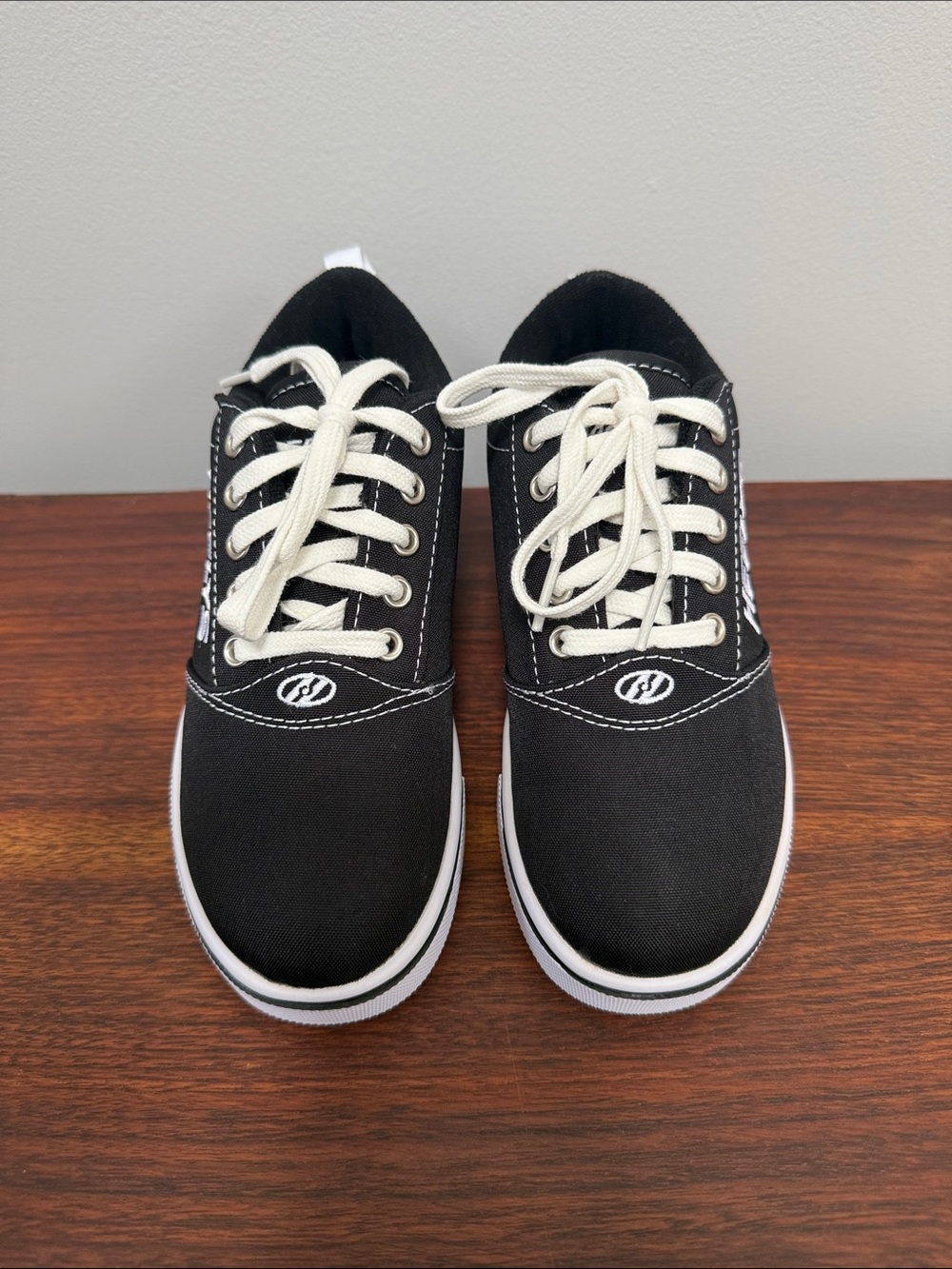 Kids Heelys Pro 20 Black Canvas Low-Top Skate Shoes with White Details - NWOB